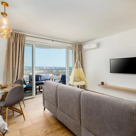 Lägenhet Charming W/ Pool & Balcony In By Lovelystay