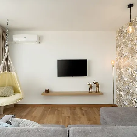 Charming Apartment W Pool & Balcony By Lovelystay * Портіман