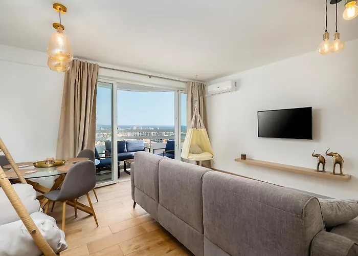 公寓 Charming W/ Pool & Balcony In By Lovelystay