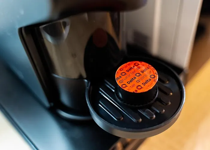 公寓 Charming W/ Pool & Balcony In By Lovelystay