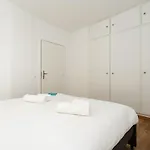 Διαμέρισμα Charming W/ Pool & Balcony In By Lovelystay