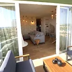 Charming W/ Pool & Balcony In By Lovelystay Διαμέρισμα