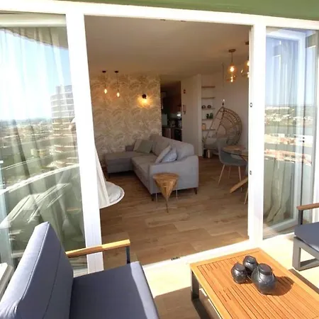 Charming W/ Pool & Balcony In By Lovelystay Apartment