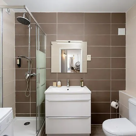 Charming W/ Pool & Balcony In By Lovelystay *