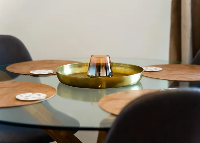 Charming W/ Pool & Balcony In By Lovelystay アパート ポルティマン