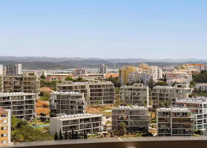 Charming W/ Pool & Balcony In By Lovelystay アパート ポルティマン