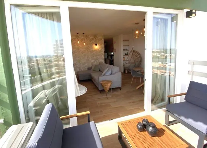 Charming W/ Pool & Balcony In By Lovelystay アパート