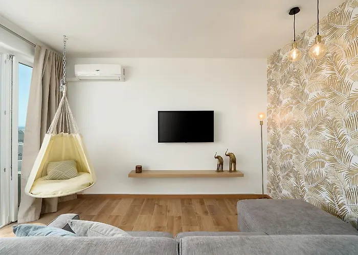 Charming W/ Pool & Balcony In By Lovelystay * ポルティマン